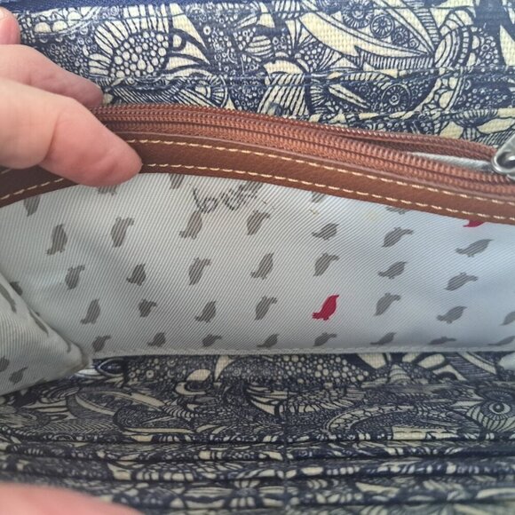 The SAK Sakroots Large Smartphone Crossbody Wallet Navy Spirit Desert Blue Cream - Picture 6 of 9